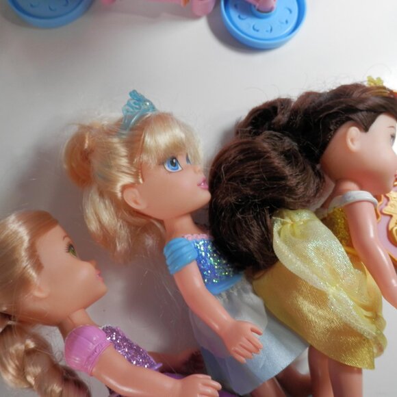 Disney Princess Petite 6" Dolls & Royal Carriage Set with Horses Belle Rapunzel - Picture 10 of 11